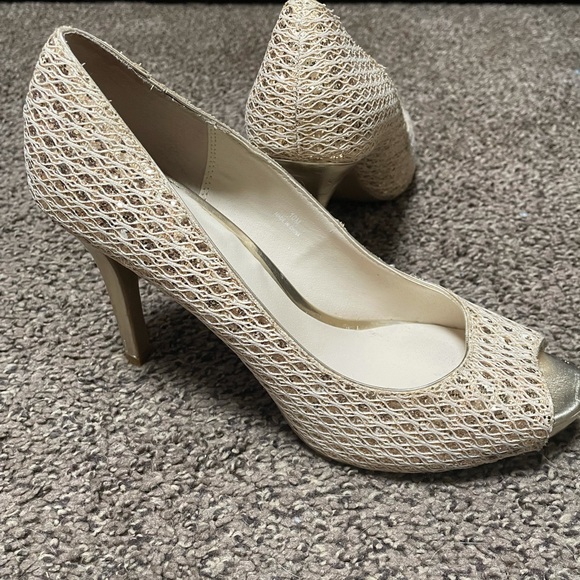 Audrey Brooke Gold Heels - Picture 5 of 6